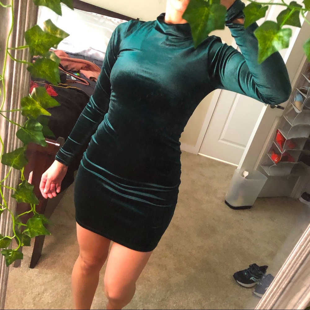 Windsor | velvet green emerald dress 💚💚